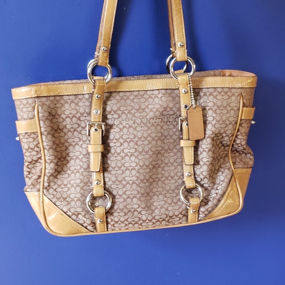 Signature Coach pocketbook